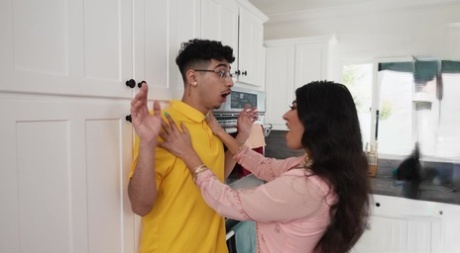Jasmine Sherni disfruta del sexo duro con su hermanastro