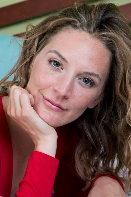 La sexy MILF estadounidense Mona Wales pierde su blusa roja y monta un delgado juguete plateado