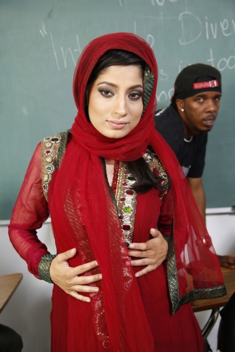 La sexy profesora Nadia se desnuda para un gangbang en clase con un equipo de fútbol
