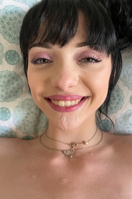 La novia amateur cecilia taylor muestra su trasero, sus pies y sus agujeros inocentes