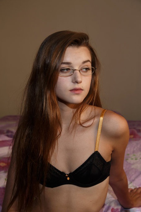 La joven de tetas pequeñas Alex Mae exponiendo su delgado cuerpo en público y en casa