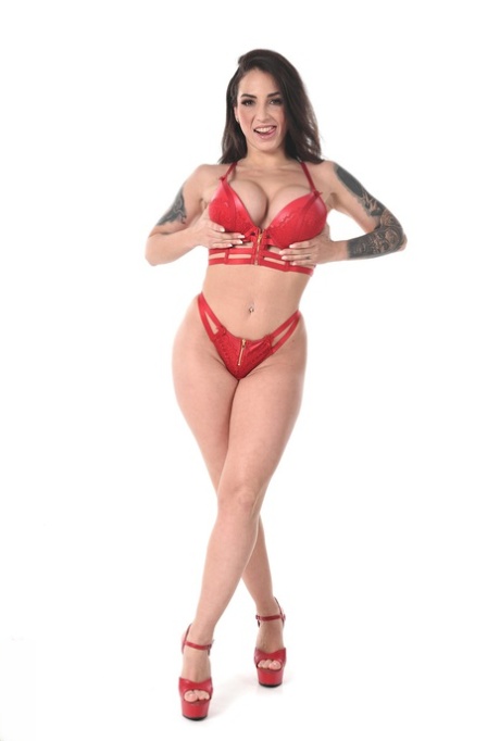 La morena tatuada Medusa se quita la lencería roja antes de meterse un consolador en el coño
