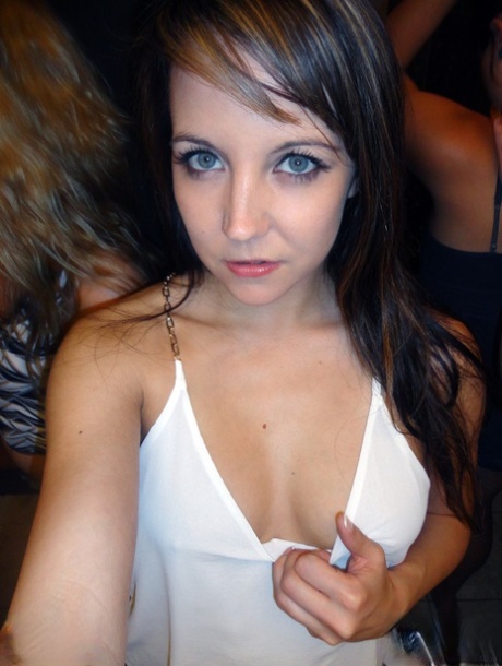 La joven amateur Andi Land expone sus tetas mientras juega con un amigo