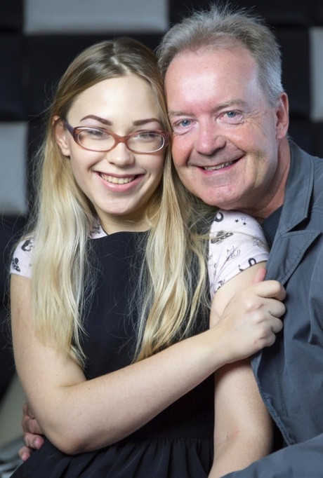 Rubia con gafas selvaggia follada duro por un padre cachondo