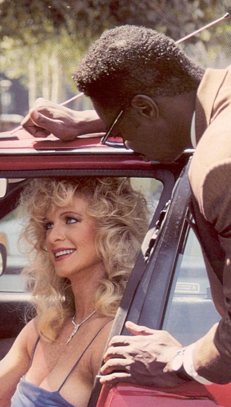 Rubia tetona disfruta de un trío FMM interracial con sementales bien dotados