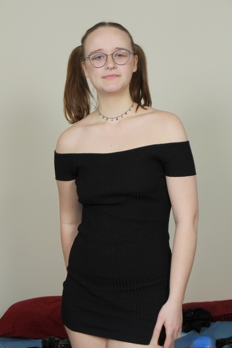 Sexy amateur con gafas Dolly Haze se desnuda y muestra su gran trasero