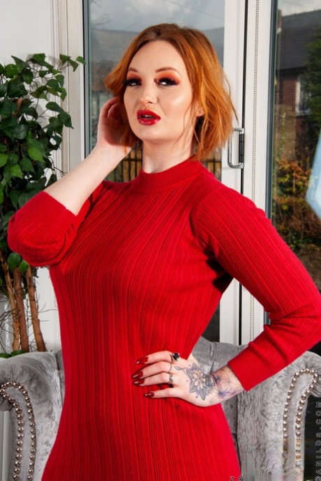 La pelirroja tetona a jugar con su coño cortado en sexy nylon