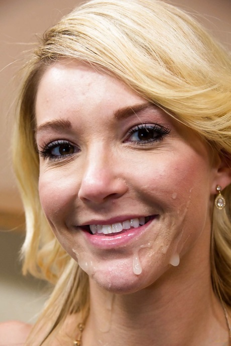La maestra rubia Laura Bentley le perforan el coño