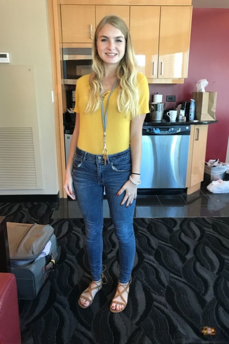 La delgada rubia Hannah Hawthorne mostrando su carnoso coño