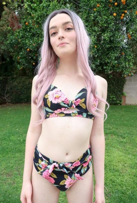 La delgada transexual de Natalie Stone muestra su pequeña polla y juega con su consolador anal