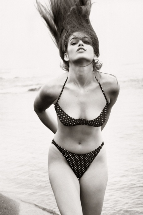 La sexy celebridad Cindy Crawford posa desnuda para sesión de fotos en blanco y negro