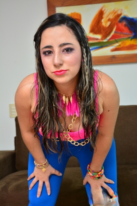 Traviesa colombiana provocando con su increíble gran culo en mallas