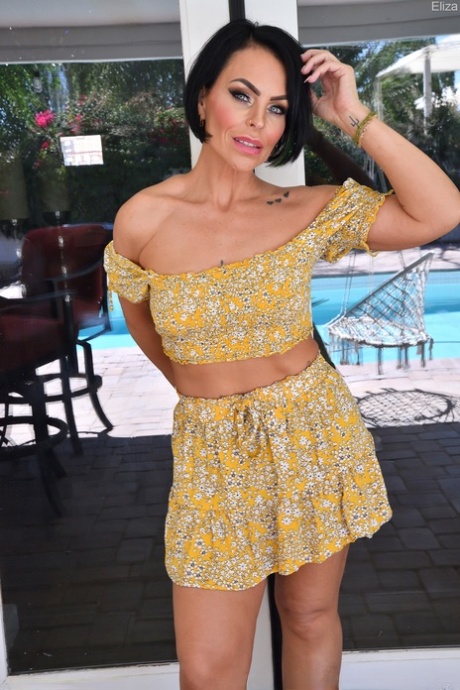 Hot Milf Eliza muestra su coño afeitado de cerca mientras se masturba