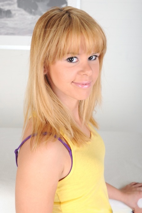Dulce adolescente rubia Elizabeth Bentley hace alarde de sus tetas naturales y culo