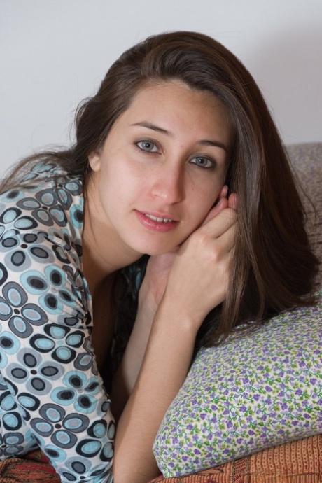 La hermosa pela peluda de Vilma en su habitación para tirar del cabello del coño