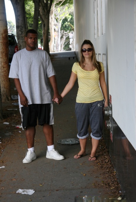 Milf Candi Summers y Young Blonde Katie Thomas compartiendo una polla y semen negro