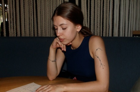 La hermosa Marcela Gaona se lleva la lengua y le lame los dedos