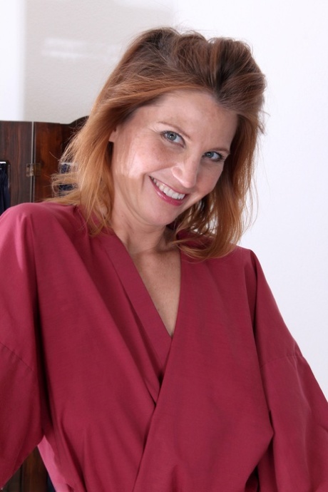 El travieso Milf Sky Rodgers muestra su deliciosa hendidura mientras realiza tareas en casa