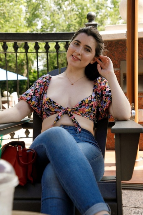 Bebé caliente en jeans Ofelia palantine expone su gran botín y sus dulces tetas