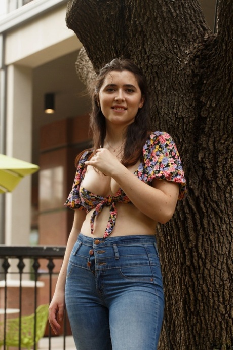 La hermosa bebé Ophelia palantine muestra sus jugosas tetas mientras se burla de los jeans