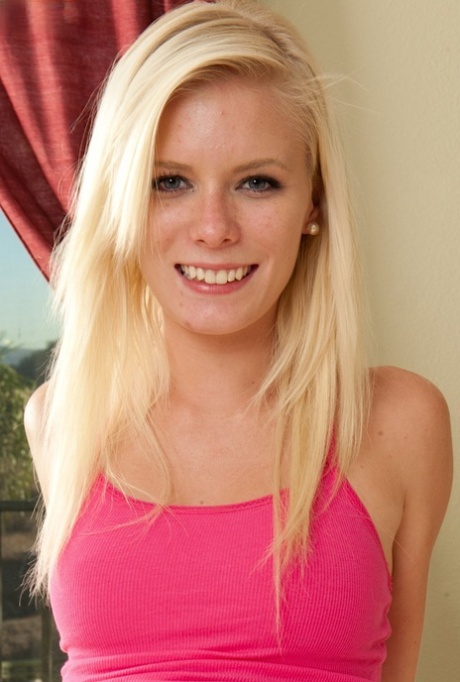 La amateur rubia Elaina Raye se quita las bragas para jugar con su coño