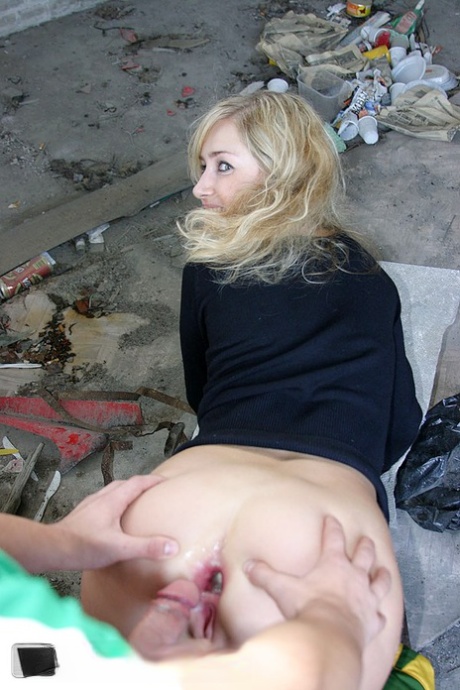 Rubia Girl hace hardcore anal en un edificio abandonado con extraños