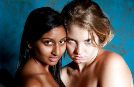 Primeros planos de lesbianas interraciales Kara D y Zasha lamiendo el coño
