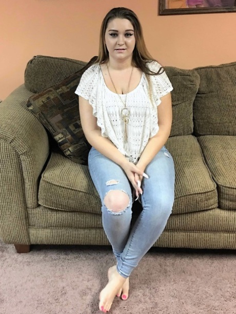 Amateur BBW Dymond Rose revela sus grandes tetas y su culo gordo antes de chupar una polla