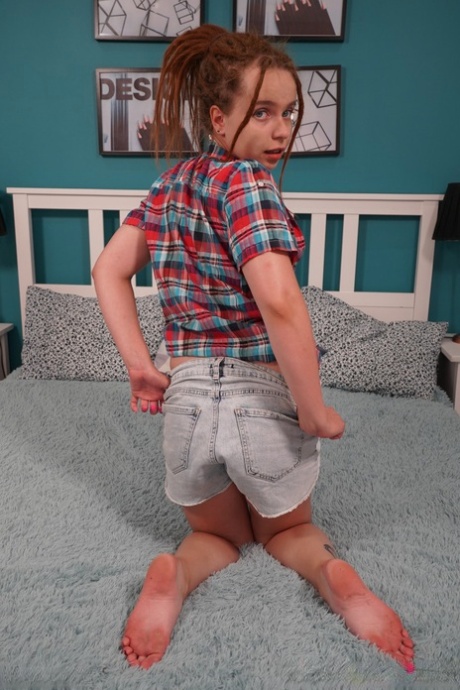 Little Moon Haze se deshace de sus jeans y se masturba con un juguete