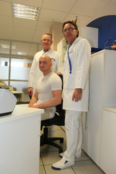 Rubia ucraniana posando entre los médicos pervertidos en el hospital