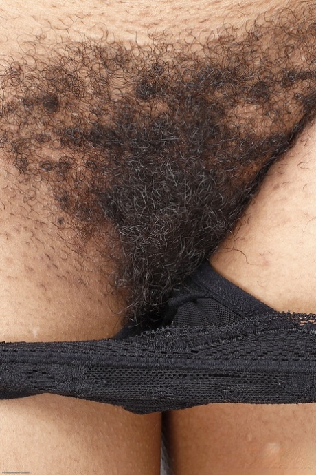 Sexy Black Baby Cupcake Synclair extiende su coño muy peludo de cerca