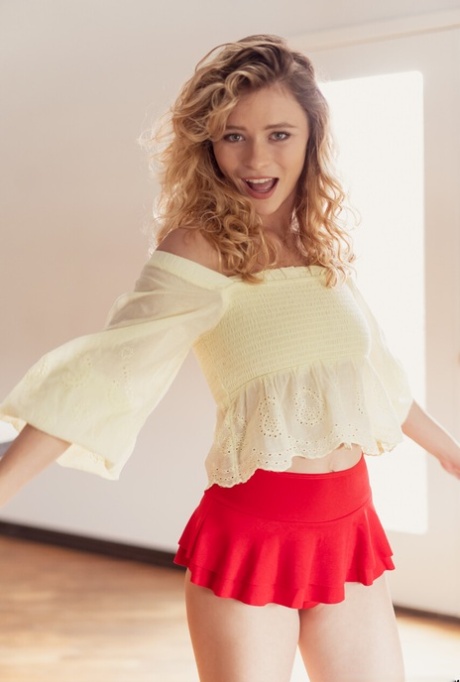La encantadora belleza Alice Antoinette posa para un brote de burla en un microskirt