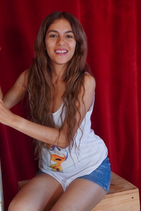 La belleza totalmente natural Alice Mad expone sus pequeñas tetas y agujeros peludos