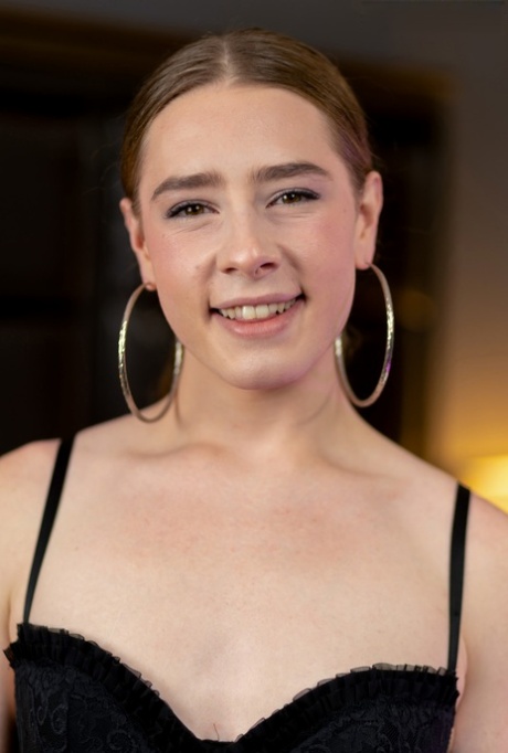 La bonita píldora transexual de Jill revela su larga polla y pone sus dedos en el culo en uno
