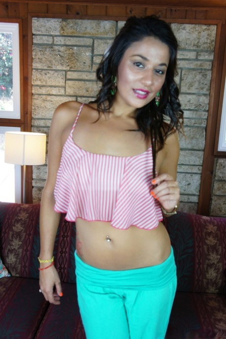 Hot Latina Gigi Loren se nakes y monta una polla gruesa en sus sexy tacones