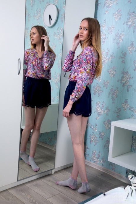 Adolescente de Linda con un cuerpo delgado Alisa Leer juguetes su jugosa almeja en uno