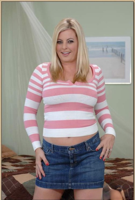 BBW Milf Kala Prettyman dibuja grandes tetas y culo de ropa interior