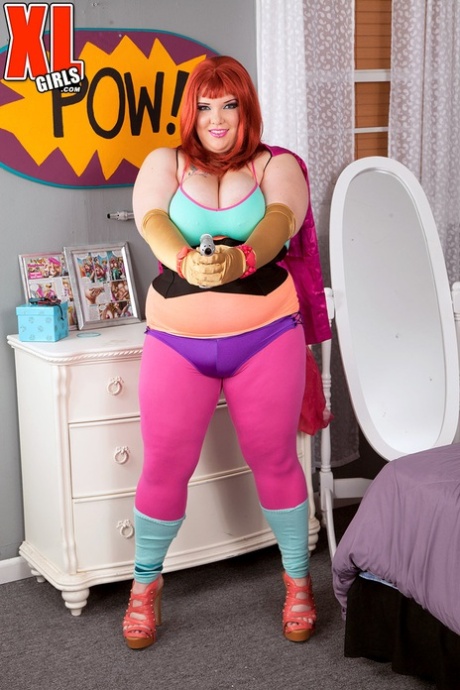 La gorda pelirroja Kitty McPherson lanza sus grandes tetas de atuendo de cosplay