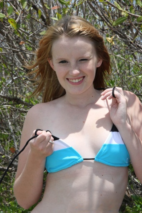 18 años -Lo Redhead Katey Grind Desnegarse en la playa nudista