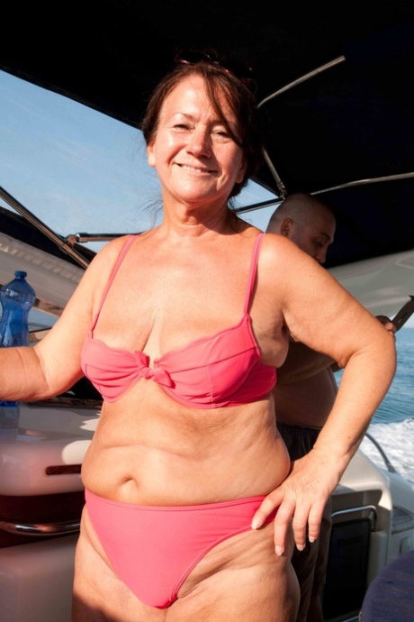 La niñera europea Tinny Rados hace que los hombres corran en sus tetas para su cumpleaños