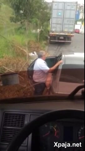 Viejo tirando el polvo de un amante en el auto | Xpaja