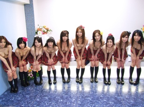 Pequeñas colegialas japonesas folladas con dedos y folladas en una orgía