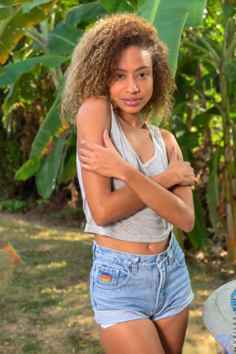La belleza del cabello rizado Karo Lander revela su delgado cuerpo, sus pequeñas tetas y su coño