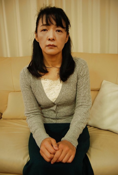 Escena de masturbación en primer plano protagonizada por la madura asiática Kiyoe Majima