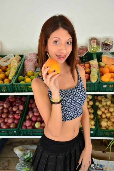 Petite Brown Haired Latina Teen en falda corta es golpeado en el mercado