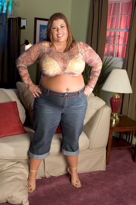 Karlee Adams muestra su gordo coño en una serie de escenas porno caseras traviesas caseras