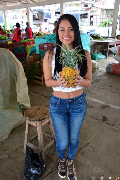 Atractiva milf colombiana Fernanda Martínez intercambia pepino por una gran polla en POV