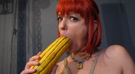 Abigail Dupree, una perra BDSM con perforación, mea en una jarra y juega con su trasero con una calabaza