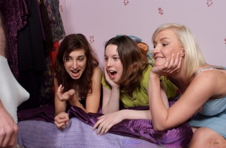 Tres chicas británicas dan mamadas CFNM durante el curso de una fiesta de pijamas