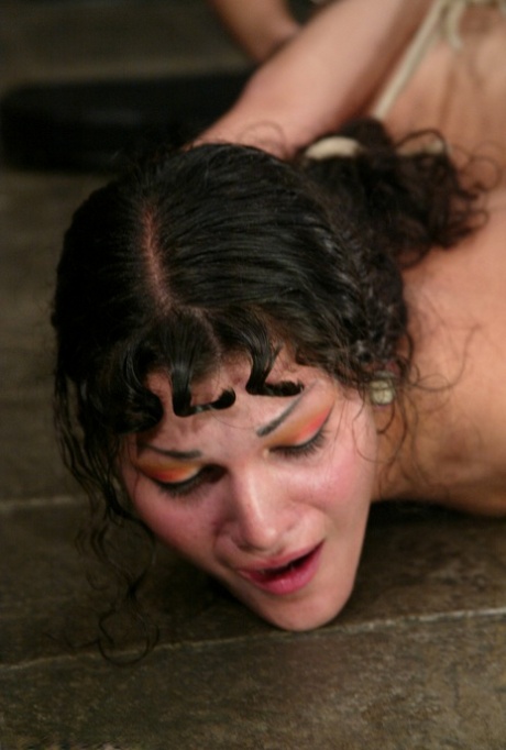 Pussy de cable con Betty Baphomet, karma desnuda xxx